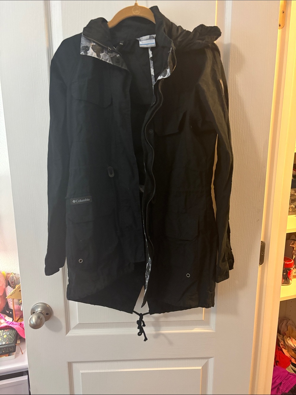 Columbia Black Hooded light coat with black and white pattern Lining. Sz S